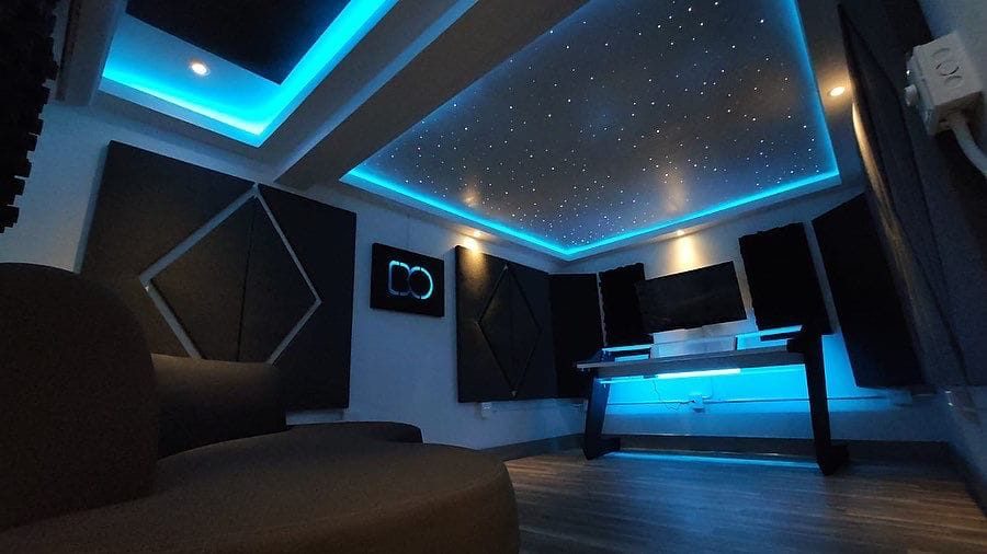 Sala de lounge con techo iluminado