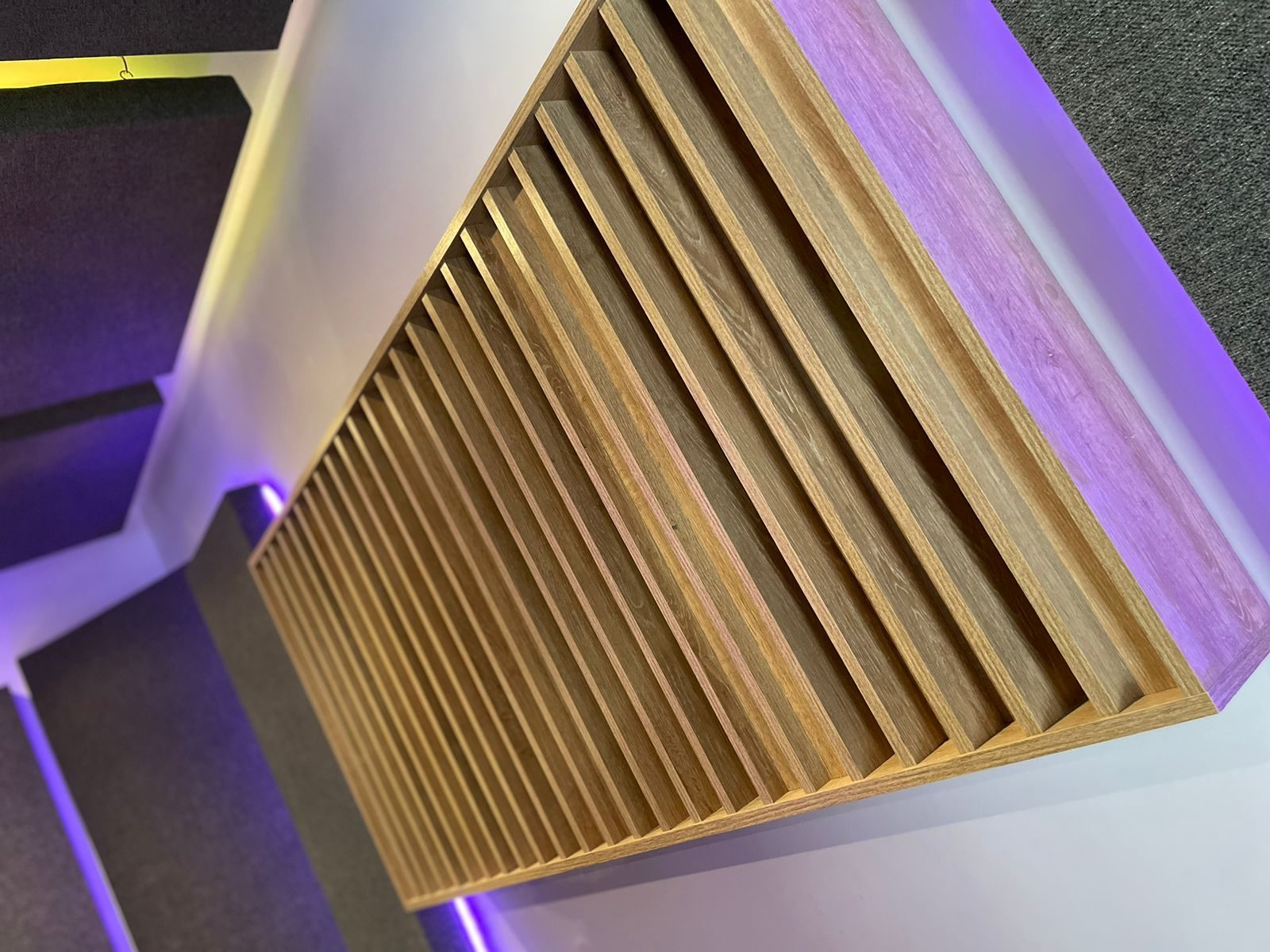 Panel de listones de madera para oficina